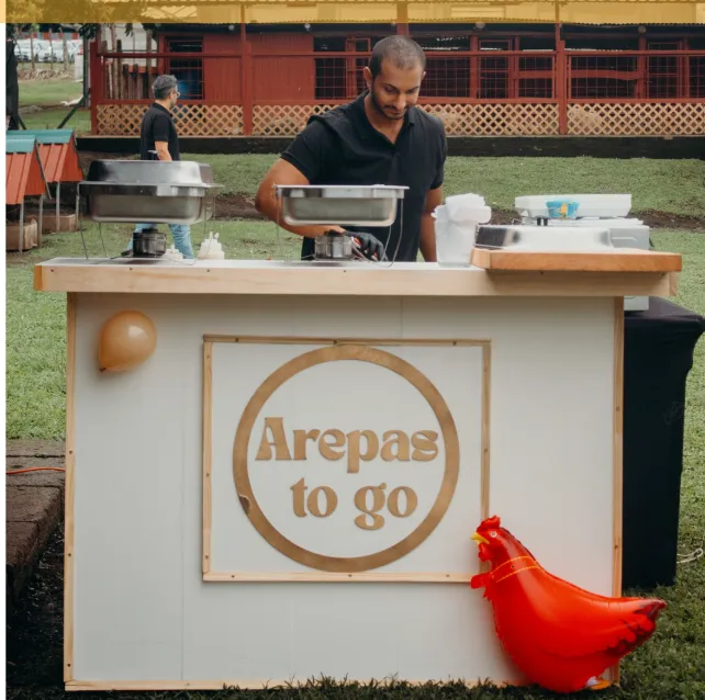 Estación de Arepas to go montada en un evento al aire libre